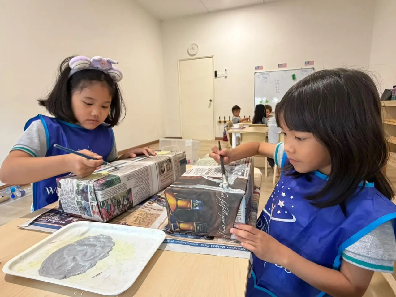 Group of kids in preschool classroom reading